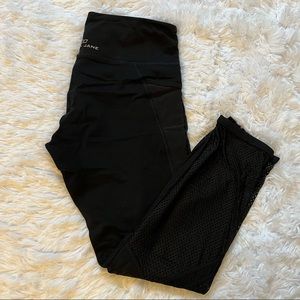 LORNA JANE Black Capri Compression Workout Pants with Mesh Panel - Size Large